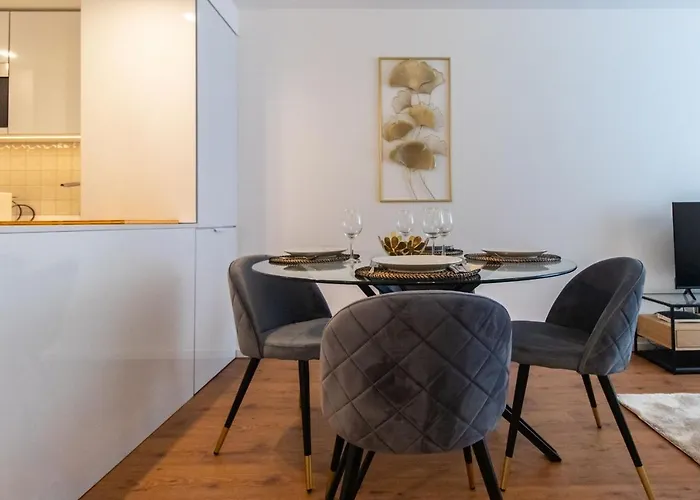 Stunning W/ Free Parking By Lovelystay