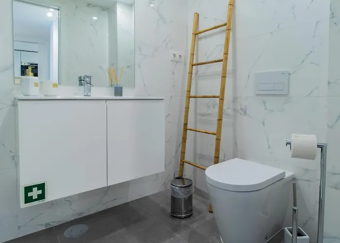 Stunning W/ Free Parking By Lovelystay *