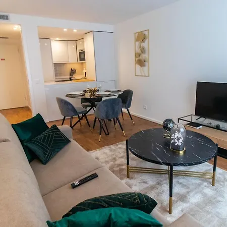 Stunning W/ Free Parking By Lovelystay Apartment