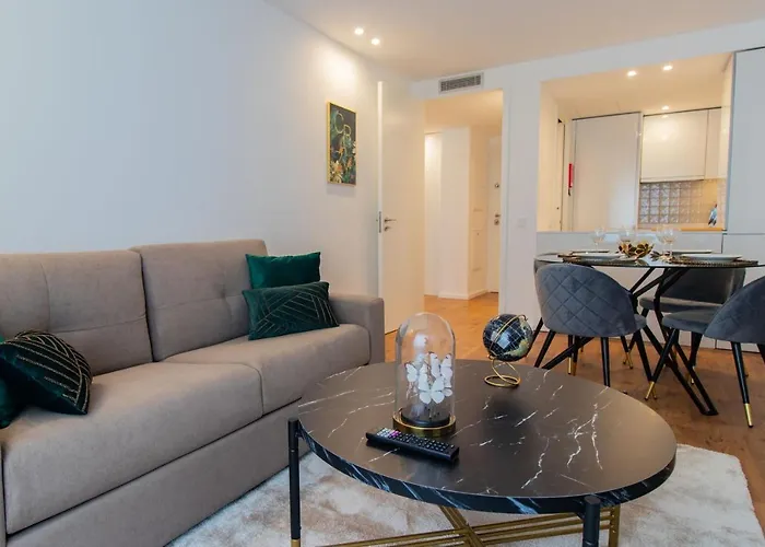 Stunning W/ Free Parking By Lovelystay Apartment