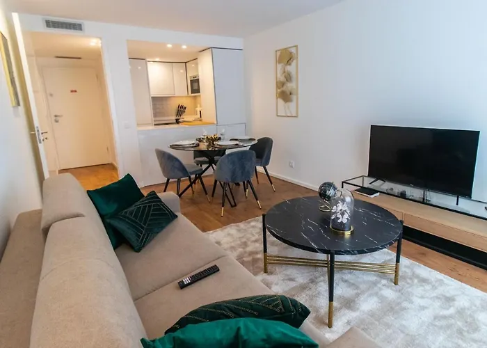 Stunning W/ Free Parking By Lovelystay Apartment